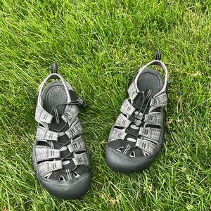 LIKE New Size 9 Keen Sandals
